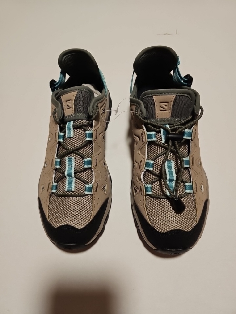 Solomon Womens Athletic Trail Sneakers in Beige and Light Blue 7.5 New